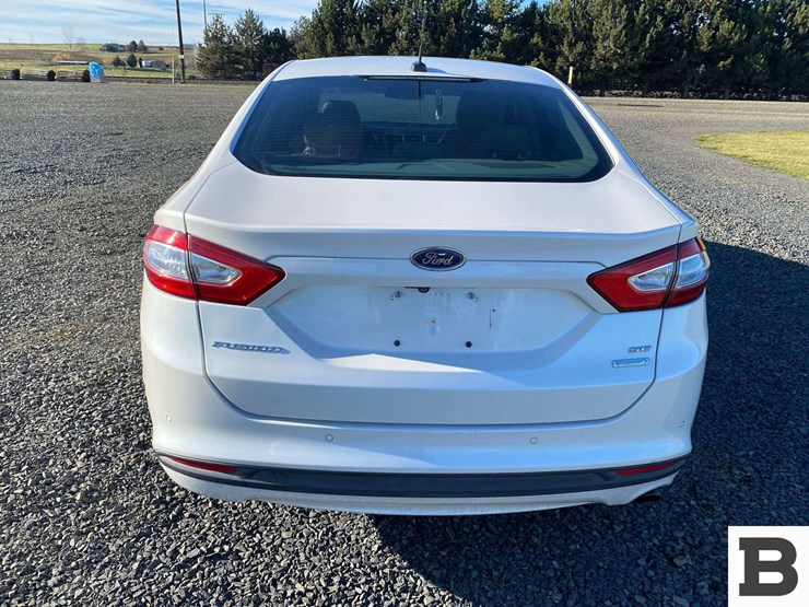 2016-ford-fusion-sedan-image-5