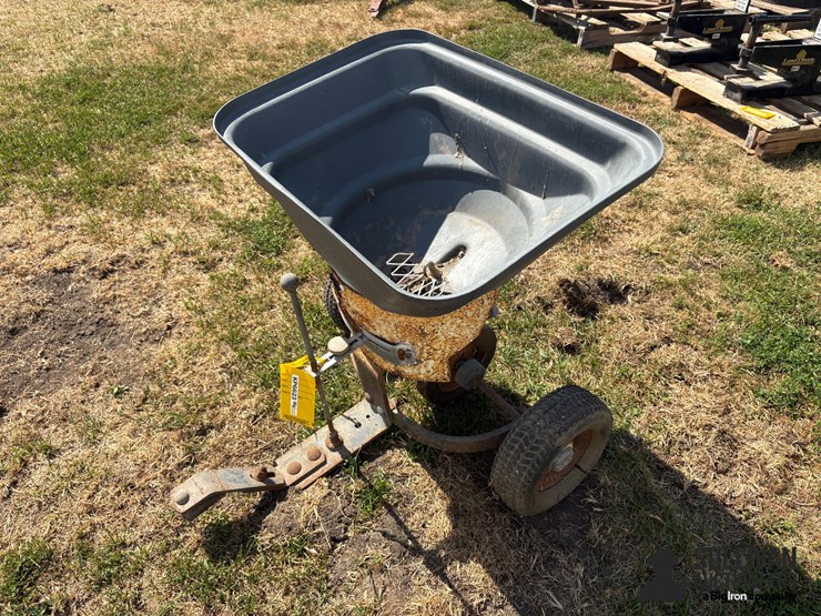 pull-type-yard-spreader-image-1