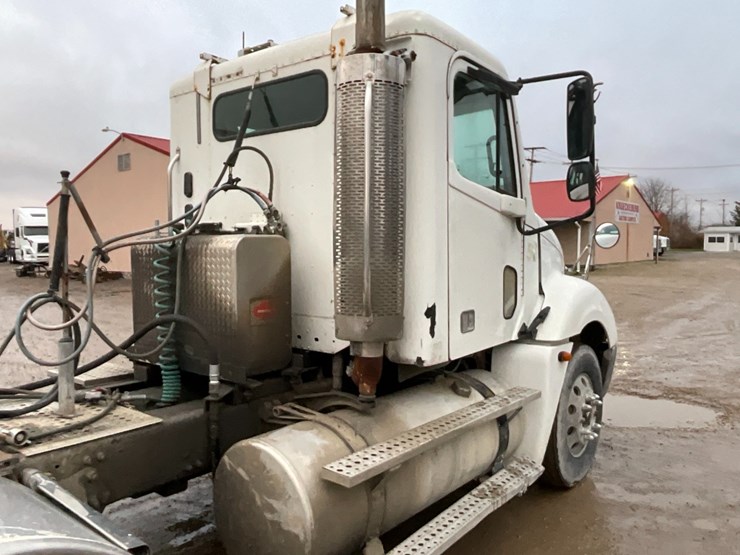 2006-freightliner-cl120-day-cab-image-10