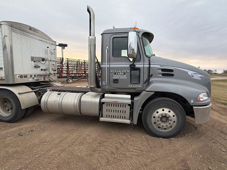 2014-mack-cxu613-semi-image-10