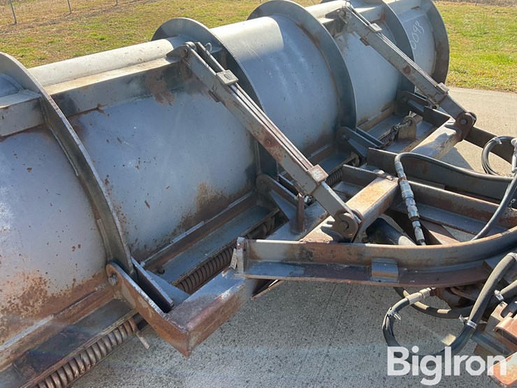 international-7400-image-16