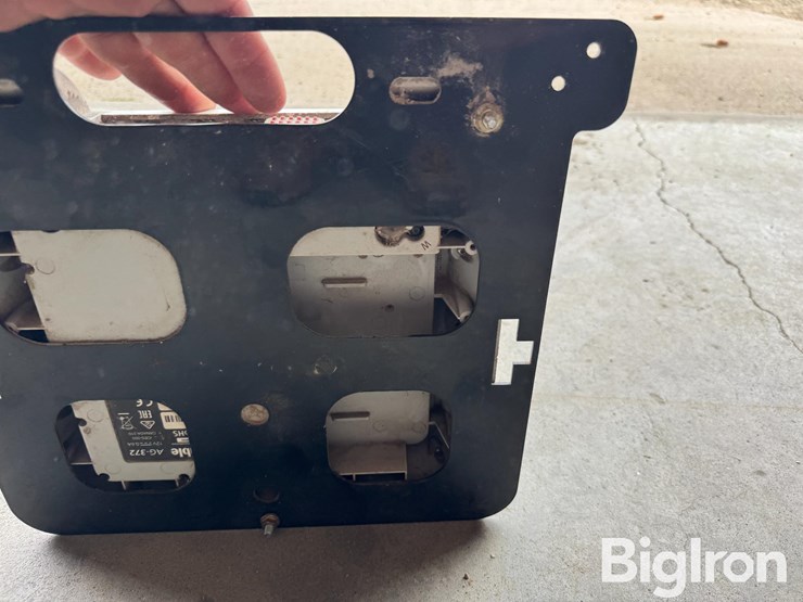 case-ih-372-guidance-receiver-image-12