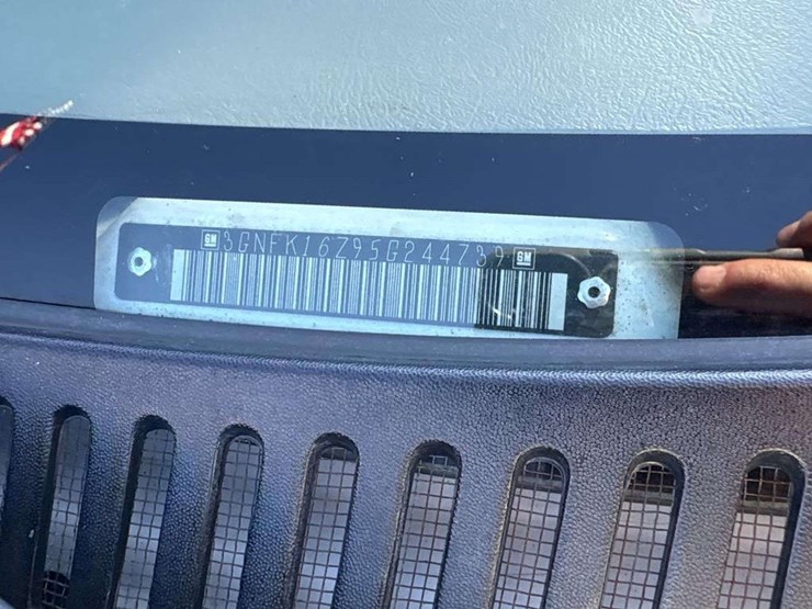 2005-chevrolet-suburban-image-27