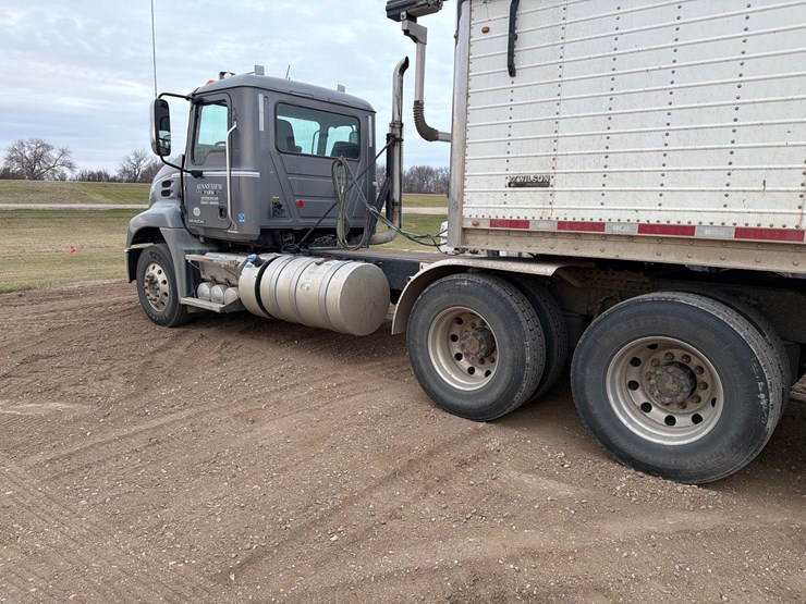 2014-mack-cxu613-semi-image-3