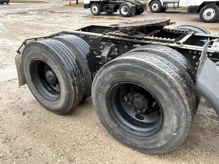 2013-mack-cxu613-day-cab-image-9