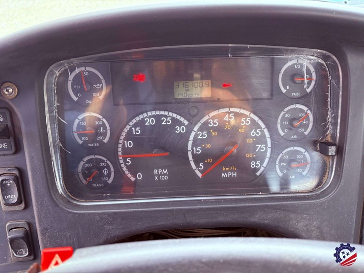 2009-freightliner-m2-106-image-88