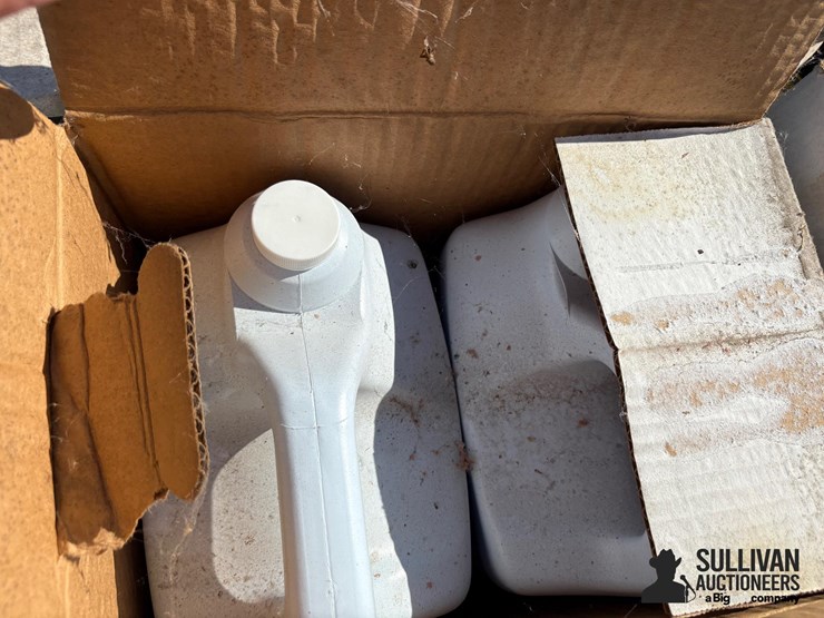 pallet-of-john-deere-hy-gard-hydraulic-oil-image-12