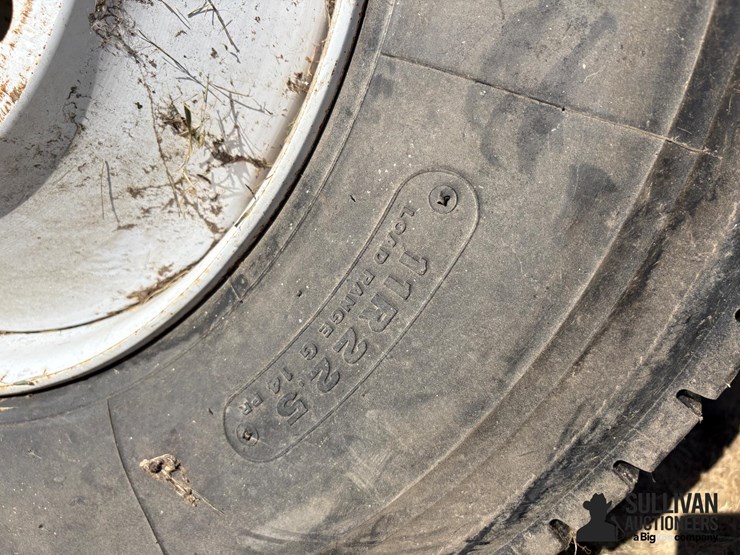 11r22.5-tire-on-10-bolt-rim-image-8
