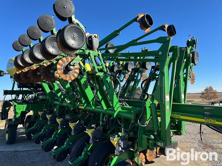 2010-john-deere-1790-ccs-image-16