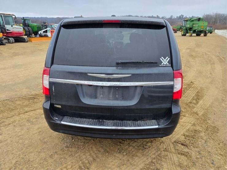 2013-chrysler-town-&-country-image-4