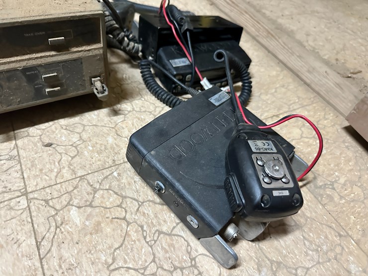 #34446-•-kenwood-tkr-20-receiver,-3-radios,-&-2400watt-power-inverter-location:-site-1e-image-4