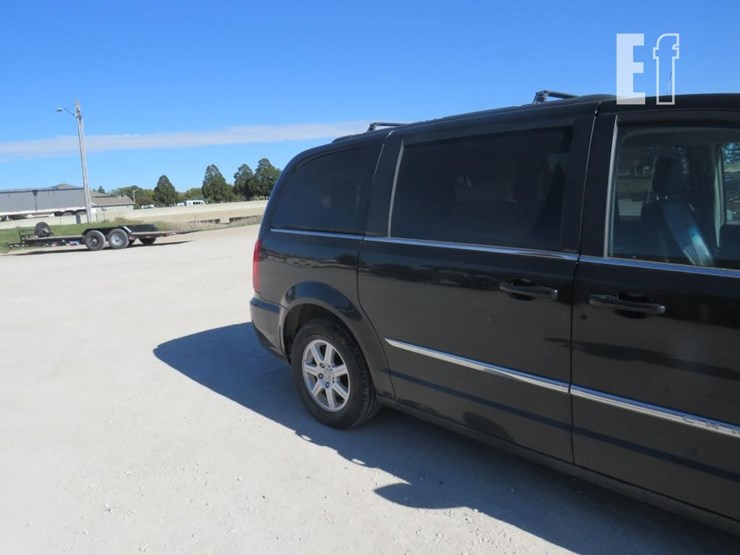 2012-chrysler-town-&-country-image-4