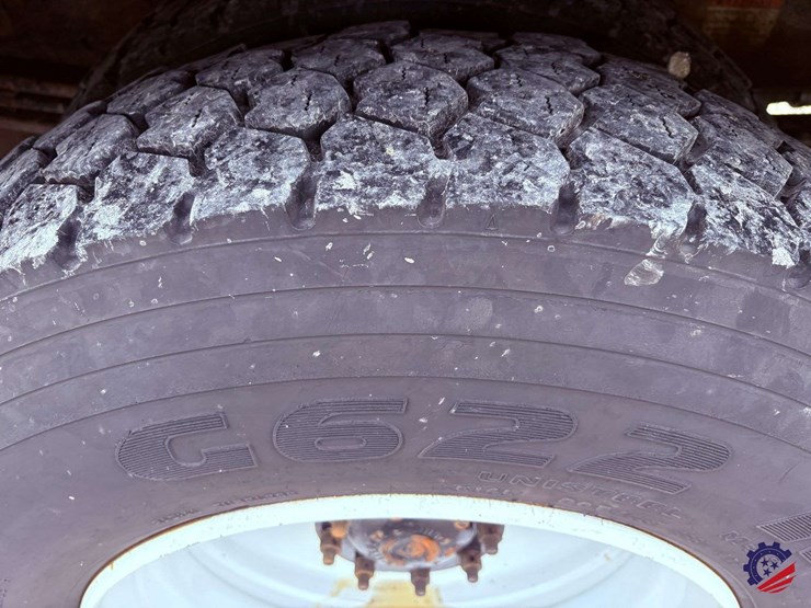 2009-freightliner-m2-106-image-16