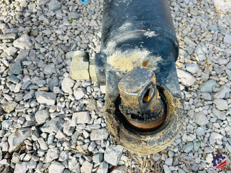 caterpillar-745-image-38