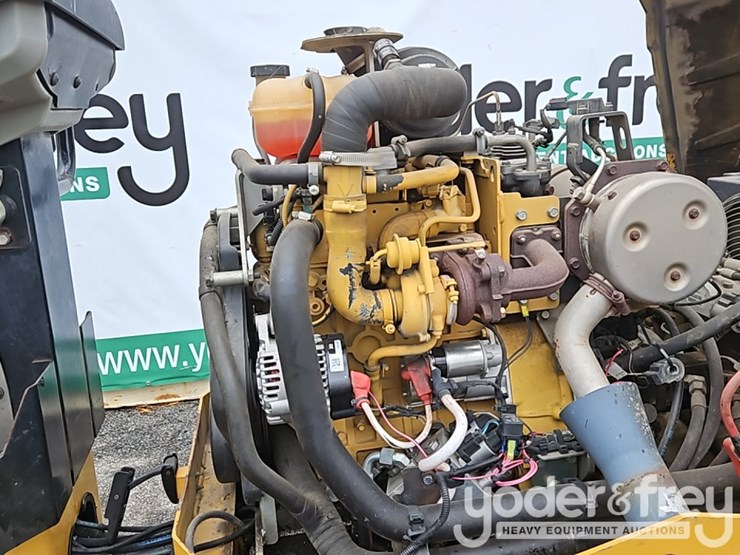 2015-caterpillar-cb24b-image-17