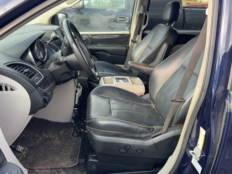 2014-chrysler-town-&-country-image-15