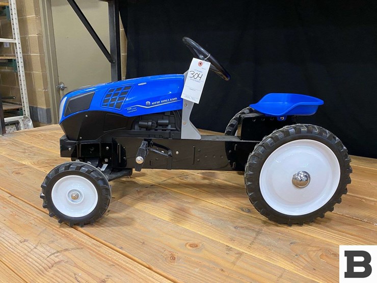 new-holland-t8.035-genesis-toy-pedal-tractor-image-2