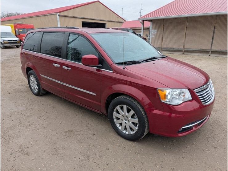 2016-chrysler-town-&-country-image-3