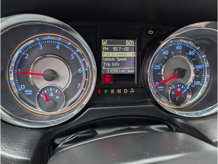 2016-chrysler-town-&-country-image-16