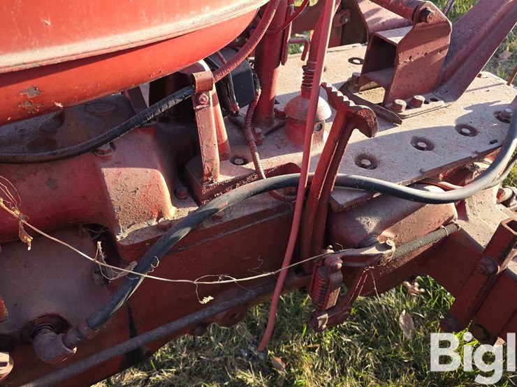 1952-farmall-h-2wd-tractor-image-16