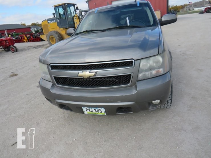 2008-chevrolet-suburban-image-2