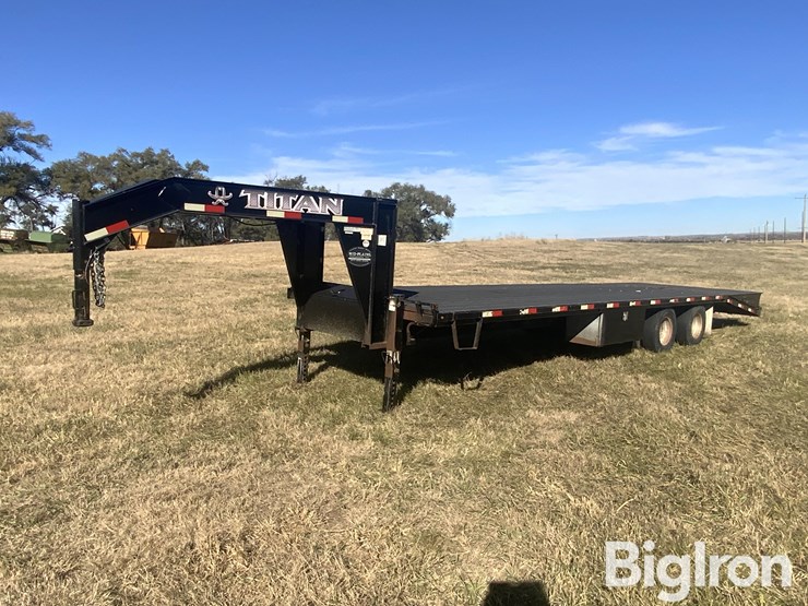 2013-titan-trailer-image-1