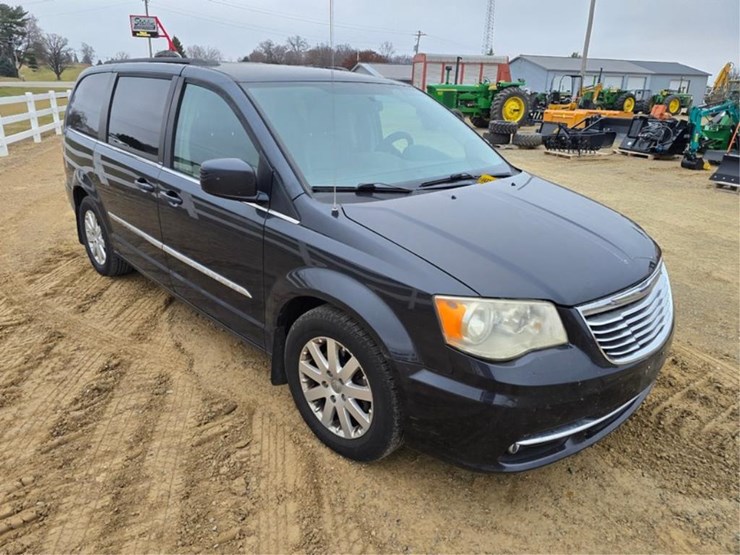 2013-chrysler-town-&-country-image-7