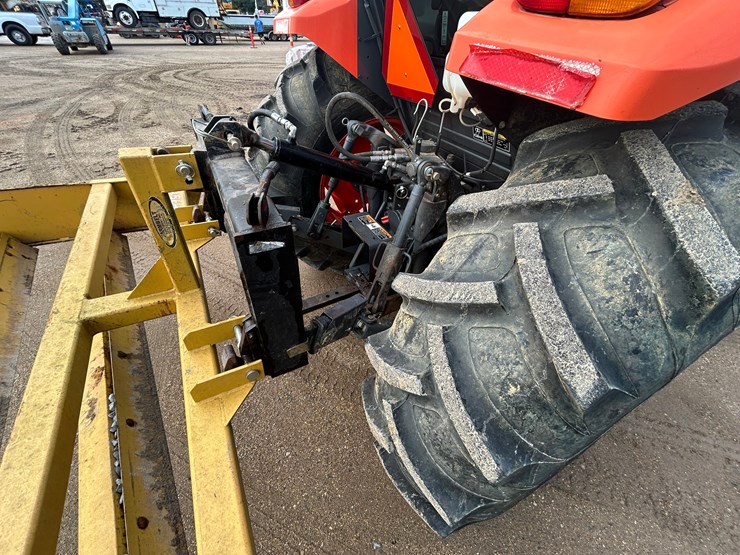 2014-kubota-m8560d-image-10
