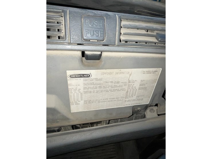 2006-freightliner-cl120-day-cab-image-23