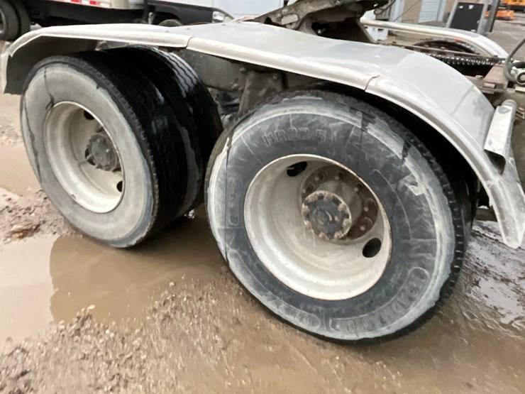 2006-freightliner-cl120-day-cab-image-9