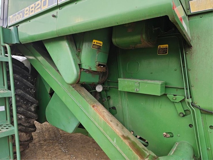 john-deere-8820-image-28