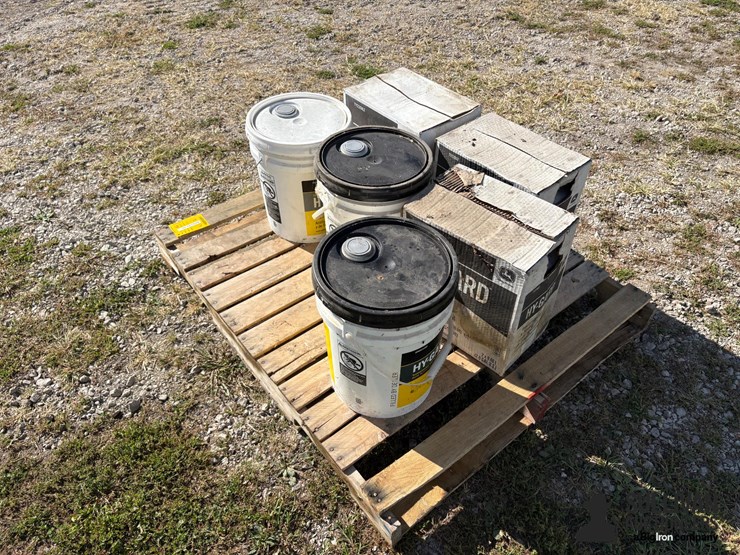 pallet-of-john-deere-hy-gard-hydraulic-oil-image-6