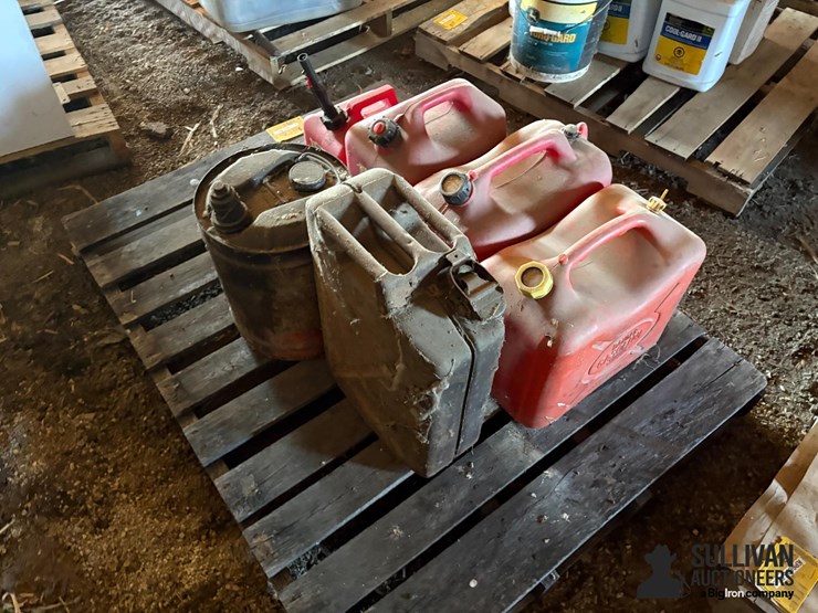 misc-pallet-of-gas-cans-image-7