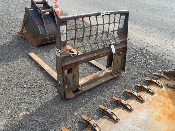 #2001-•-bobcat-48"-skid-steer-pallet-forks-image-3