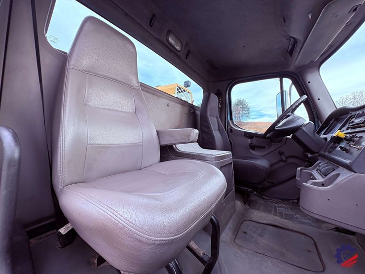 2009-freightliner-m2-106-image-76