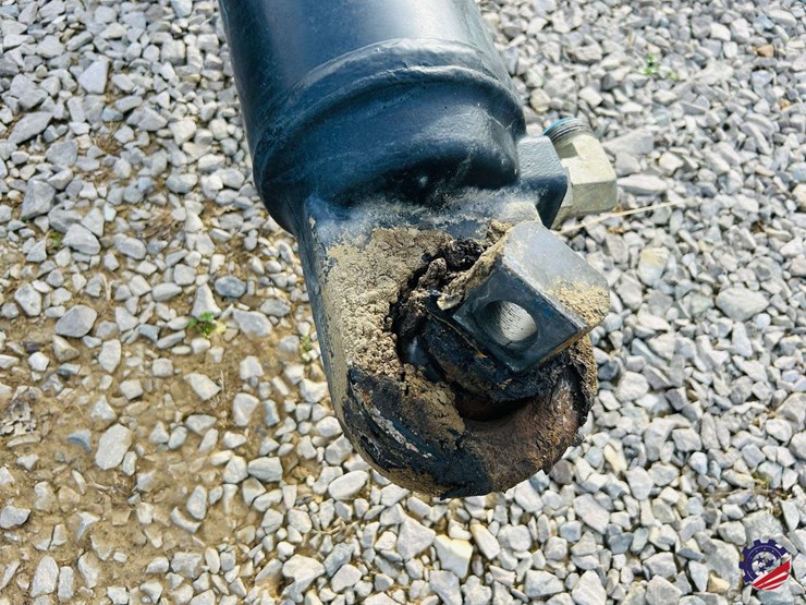 caterpillar-745-image-33