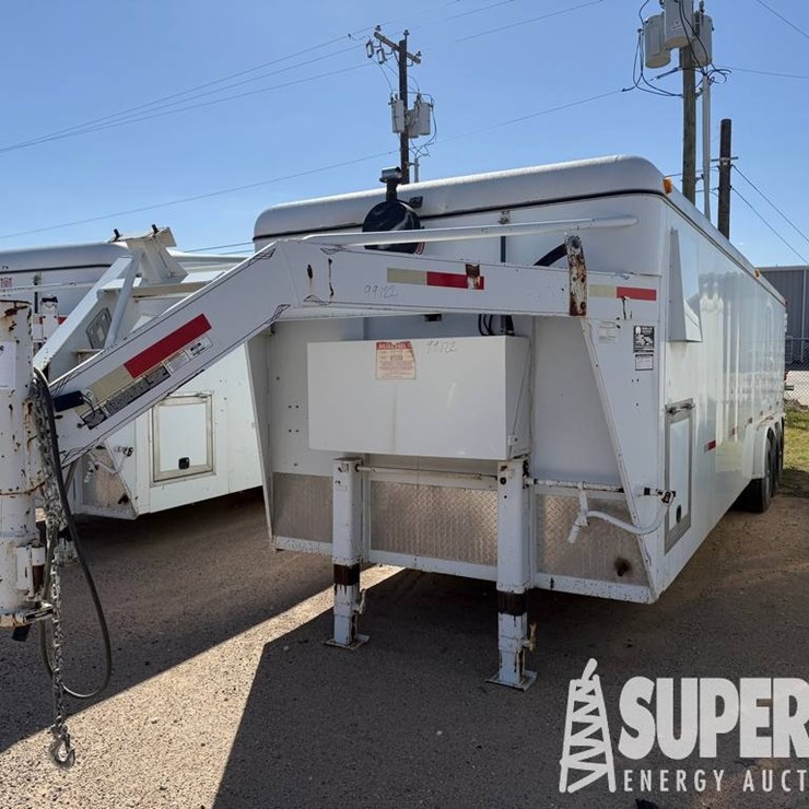 (x) (3-5) 2014 W-W TRAILER MFG 28'L 3-Axle Enclos...