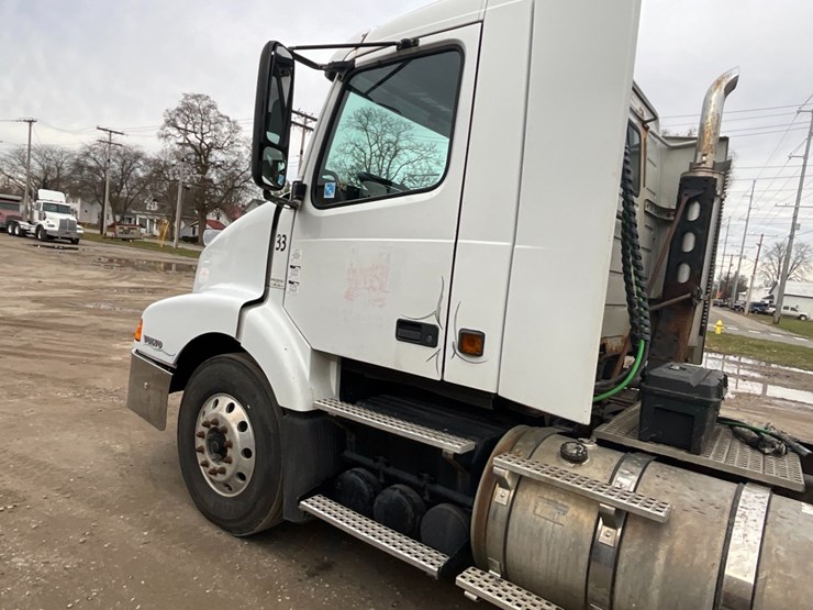 2002-volvo-vnl-day-cab-image-15