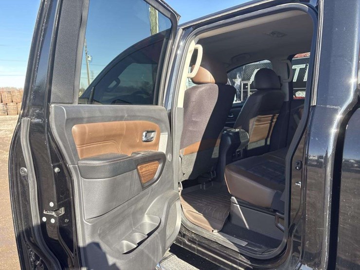 2016-nissan-titan-image-14