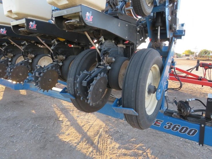 2011-kinze-3600-image-3