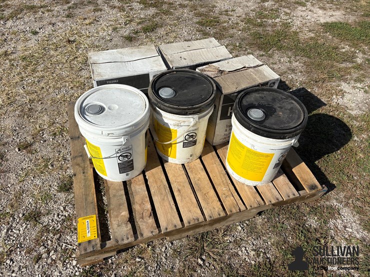 pallet-of-john-deere-hy-gard-hydraulic-oil-image-1