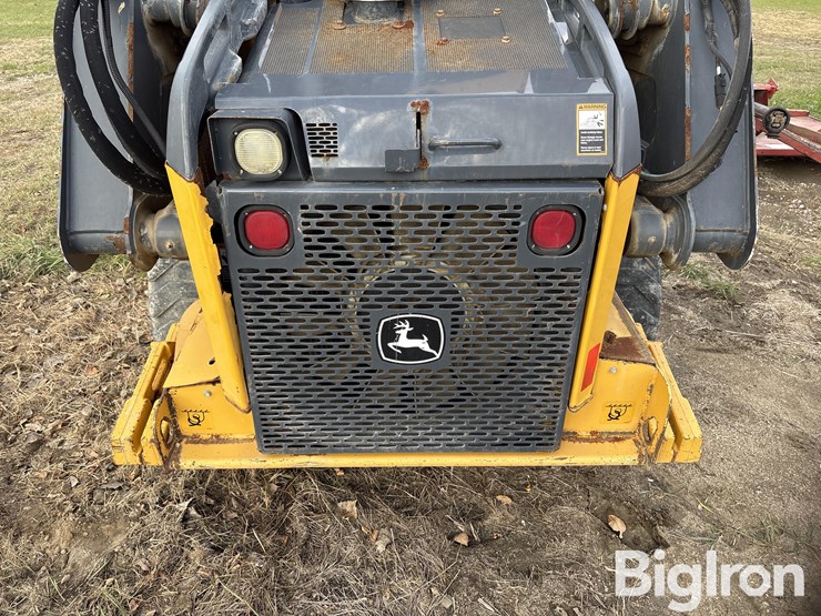 2013-deere-320e-image-17