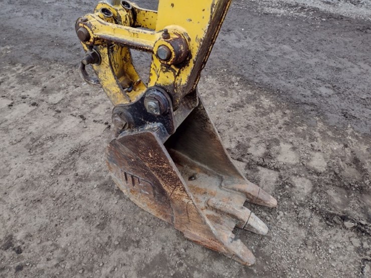 new-holland-ec25-image-15