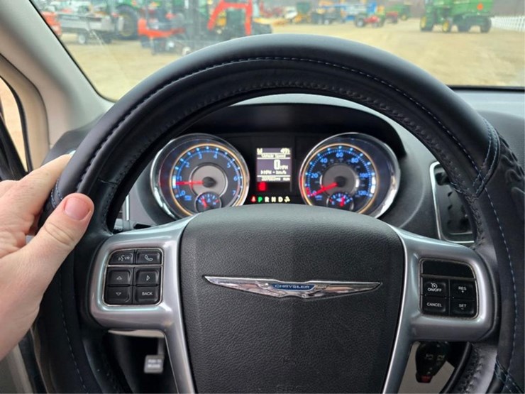 2013-chrysler-town-&-country-image-25