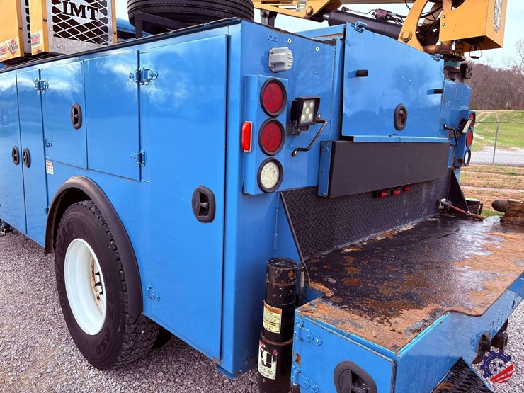 2009-freightliner-m2-106-image-41