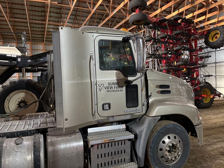 2014-mack-cxu613-semi-image-3