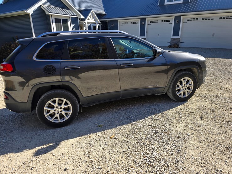 2016-jeep-cherokee-image-23