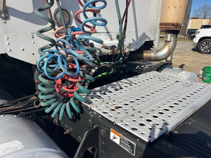 2007-freightliner-cloumbia-120,450-hp-mercedes,-10-speed,-good-rubber,-11r-22.5-tires-on-budd-wheels,-cold-ac,-clean-clean-truck,-779,000-miles,-image-17