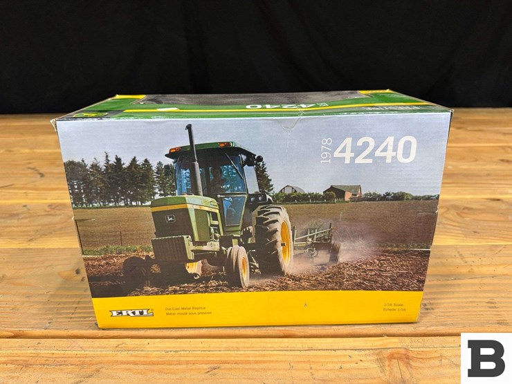 ertl-die-cast-replica-1978-john-deere-4240-tractor-1:16-scale-image-4