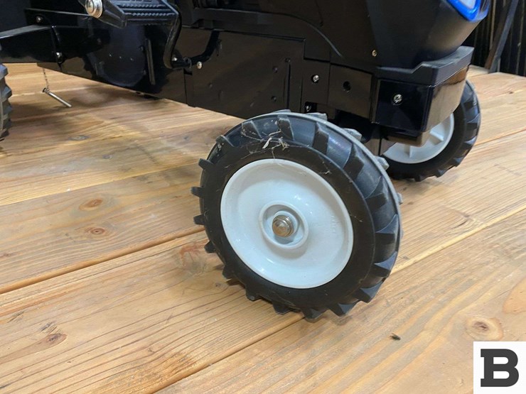 new-holland-t8.035-genesis-toy-pedal-tractor-image-4